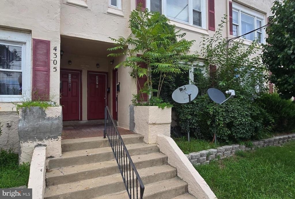 4307 Maple Avenue - Photo 2