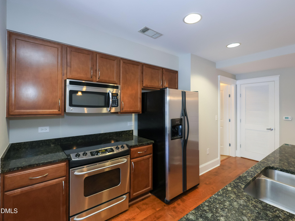 222 Glenwood Avenue - Photo 2