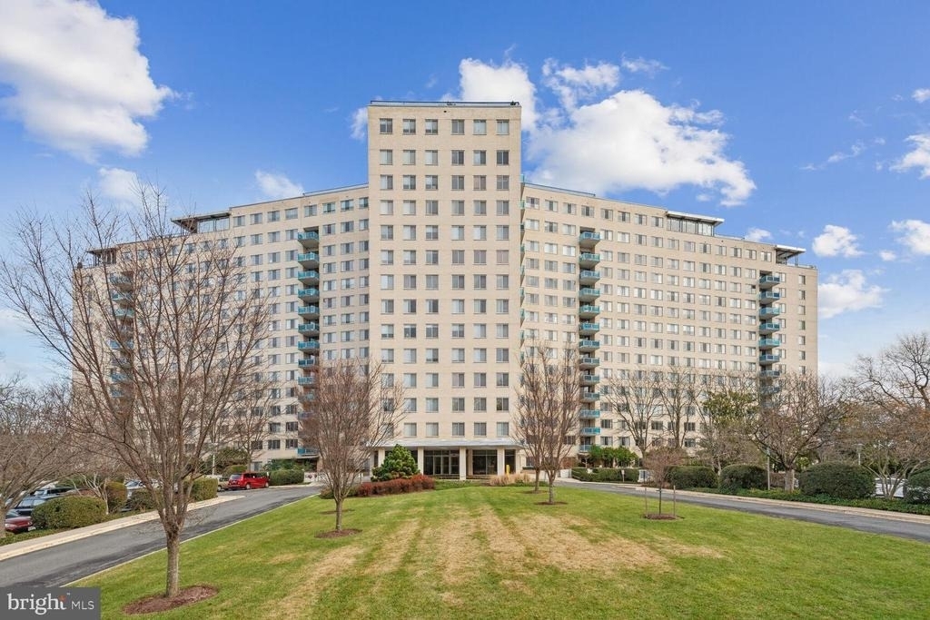 10401 Grosvenor Place - Photo 0
