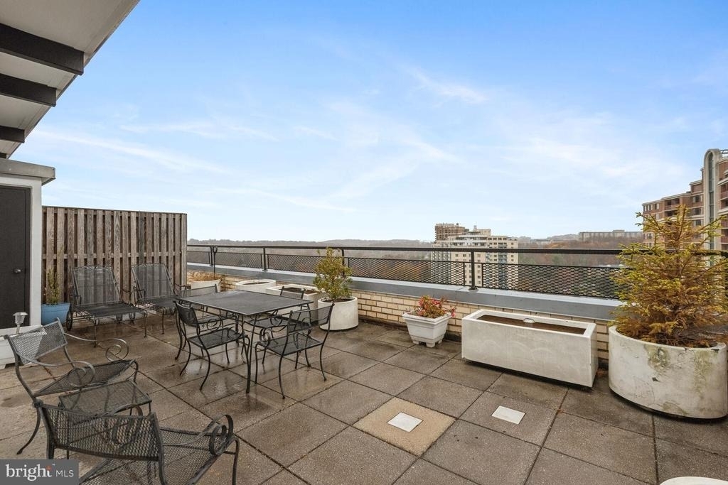 10401 Grosvenor Place - Photo 17