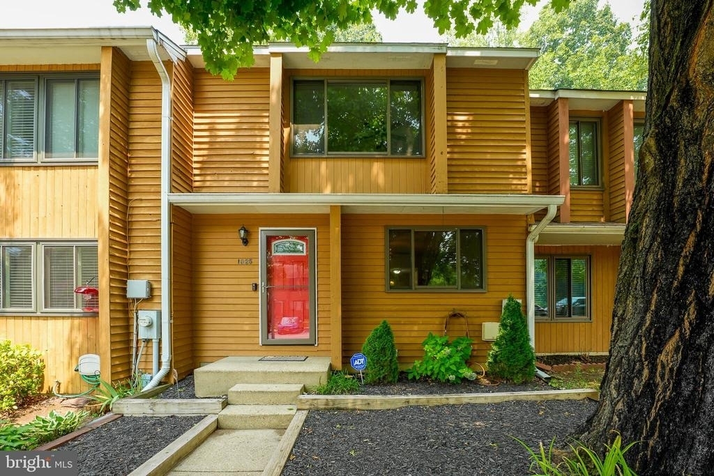 1025 Commanders Way N - Photo 0