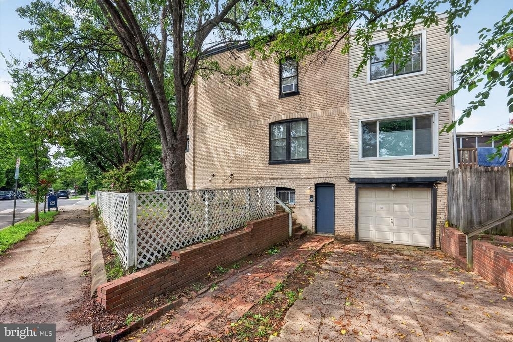 1526 Potomac Avenue Se - Photo 1