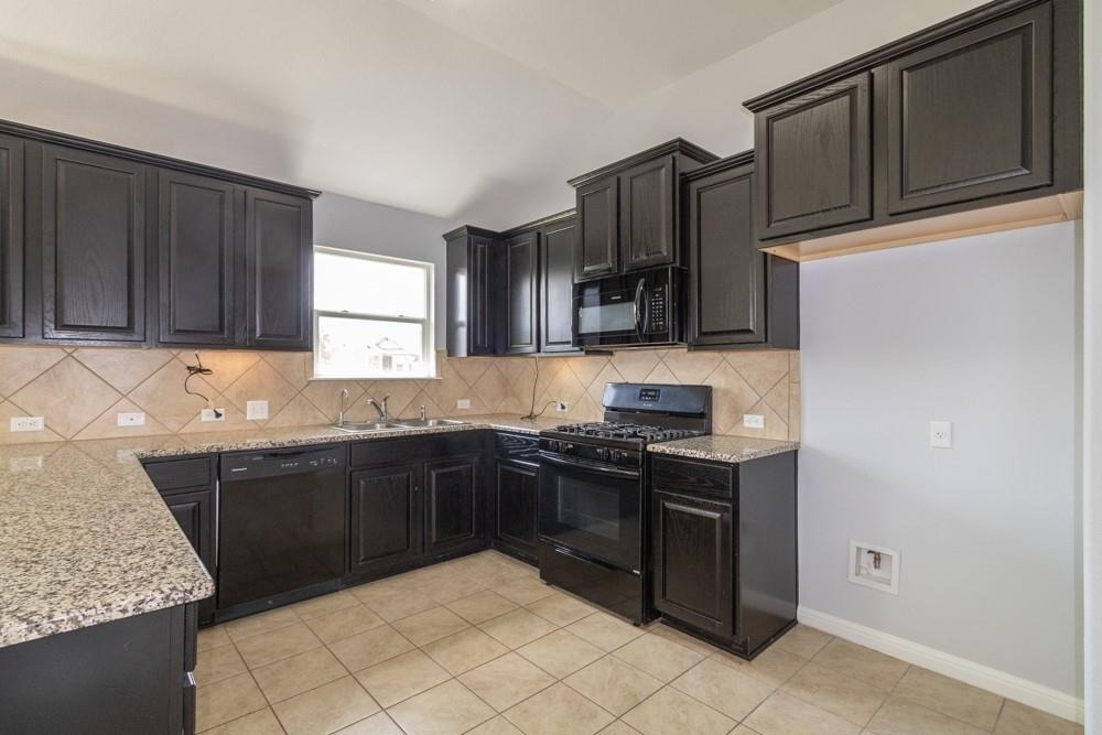 1411 Elbe St - Photo 3