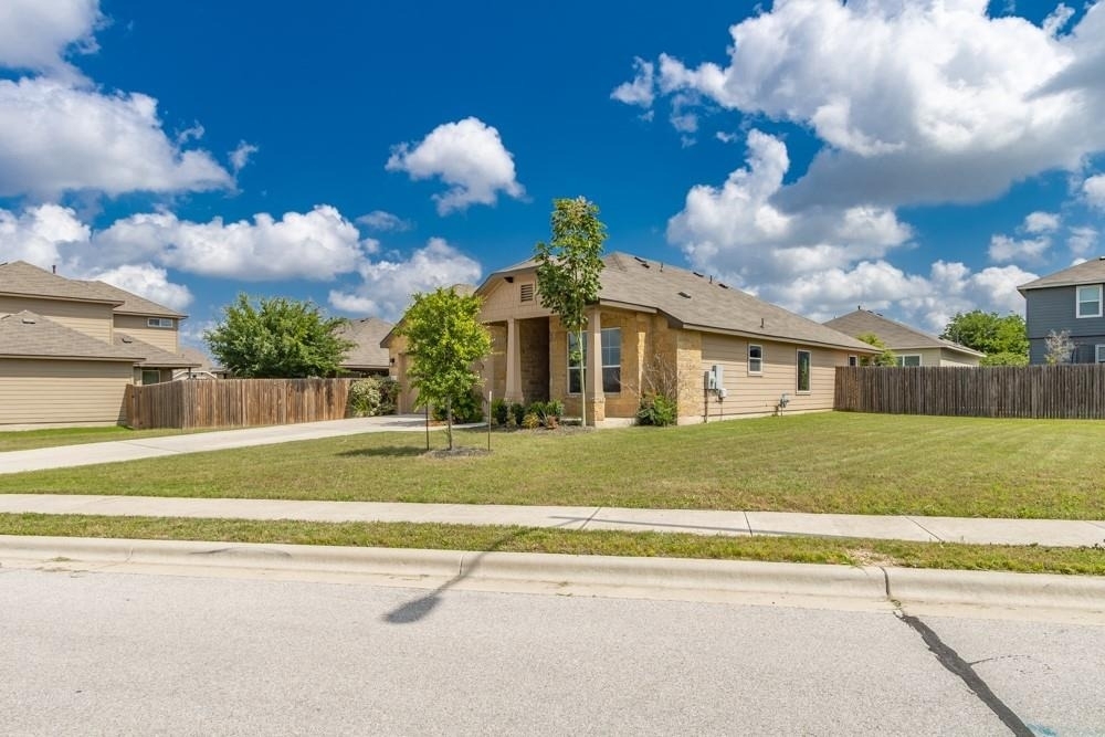 1411 Elbe St - Photo 1