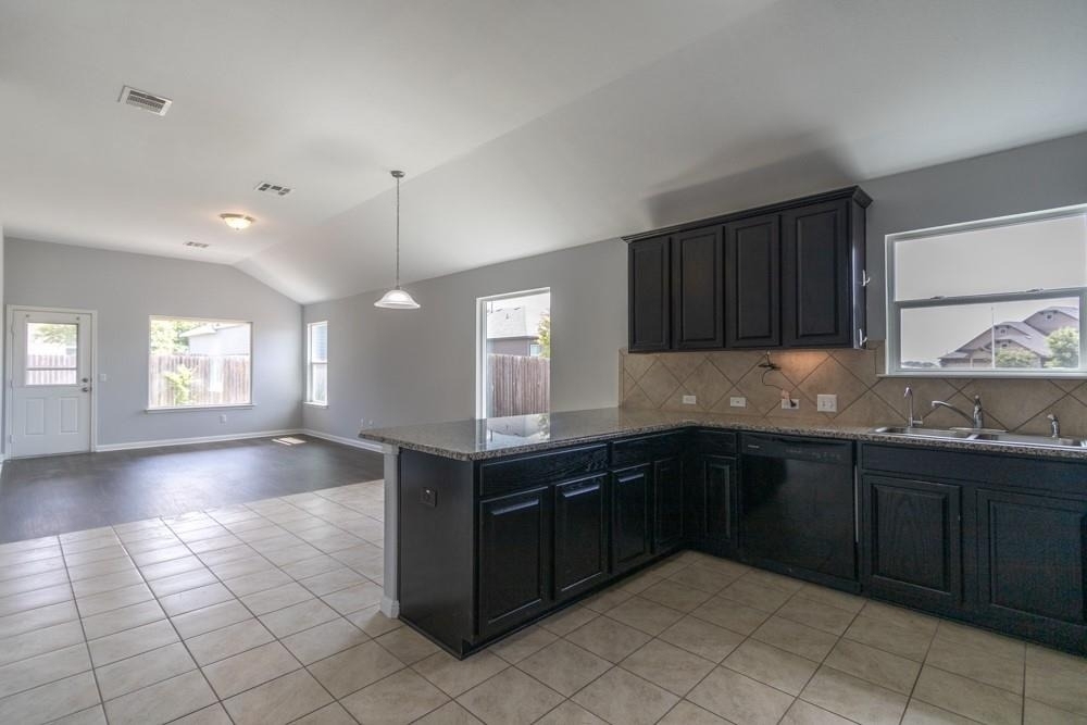 1411 Elbe St - Photo 4