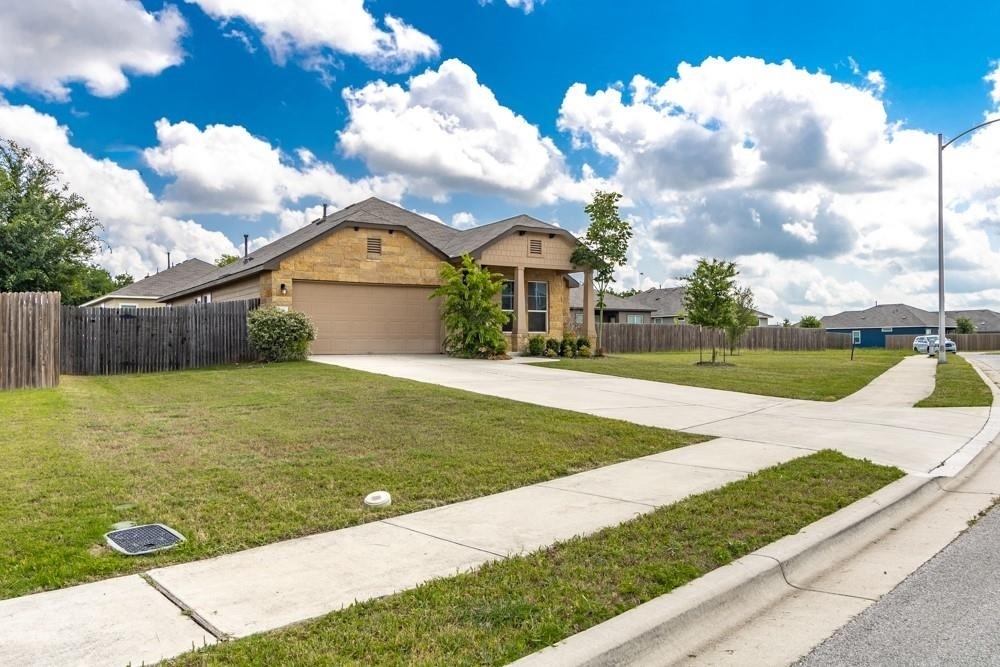 1411 Elbe St - Photo 2