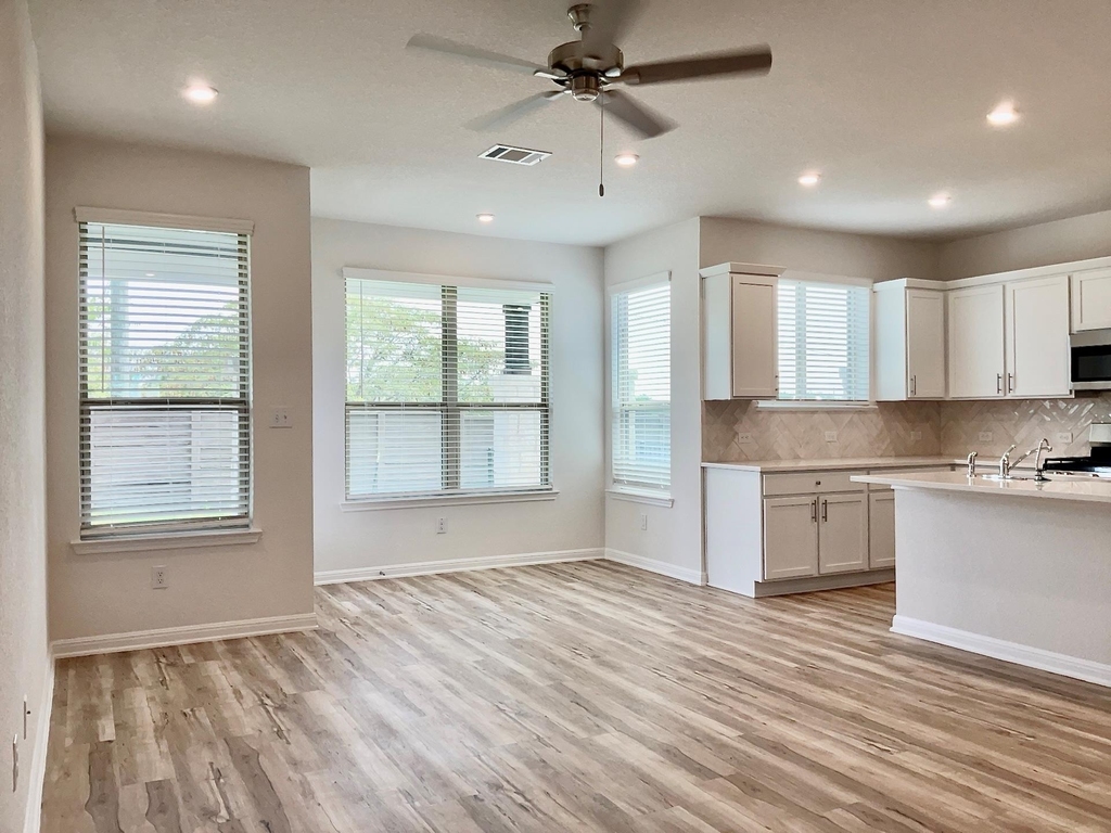 2204 Cornfield Dr - Photo 2