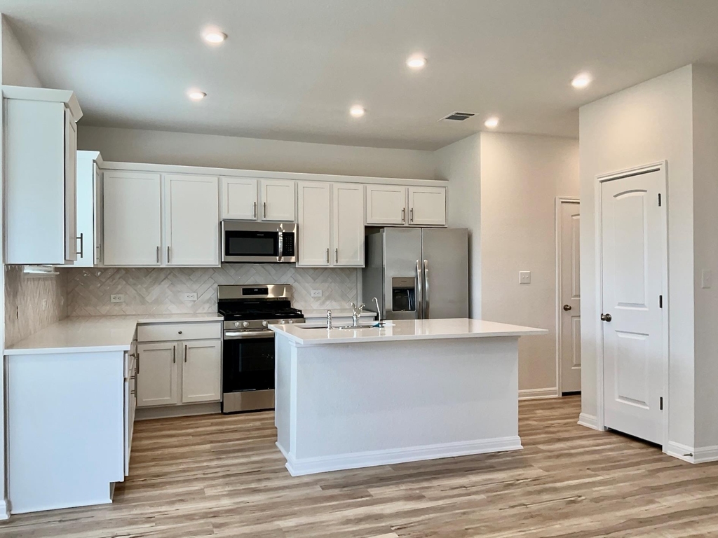 2204 Cornfield Dr - Photo 3