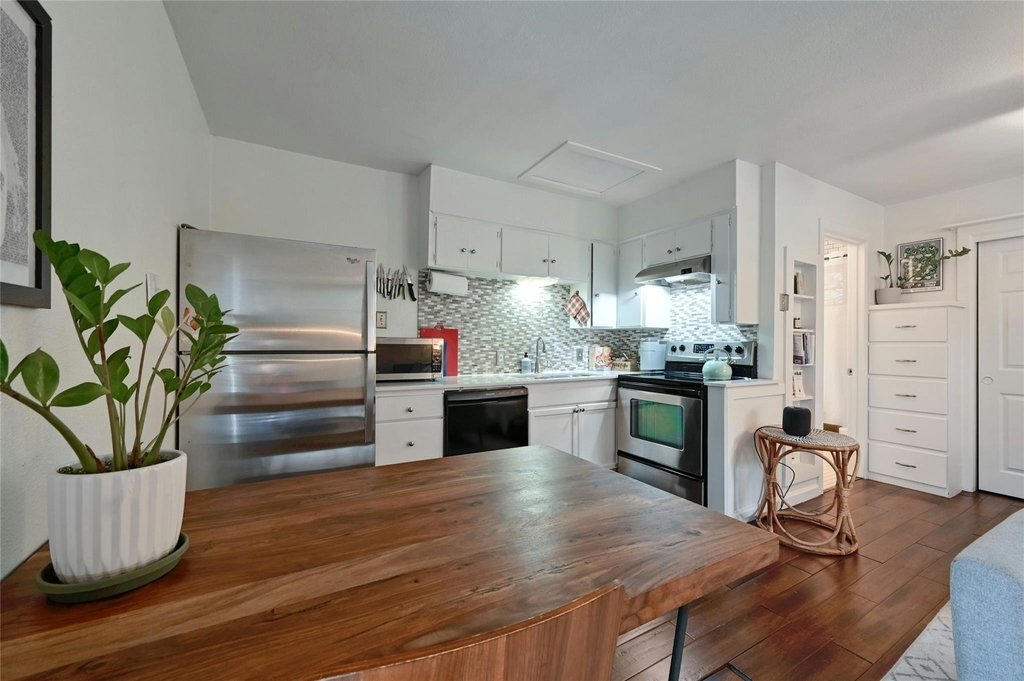1103 Kenwood Ave - Photo 6