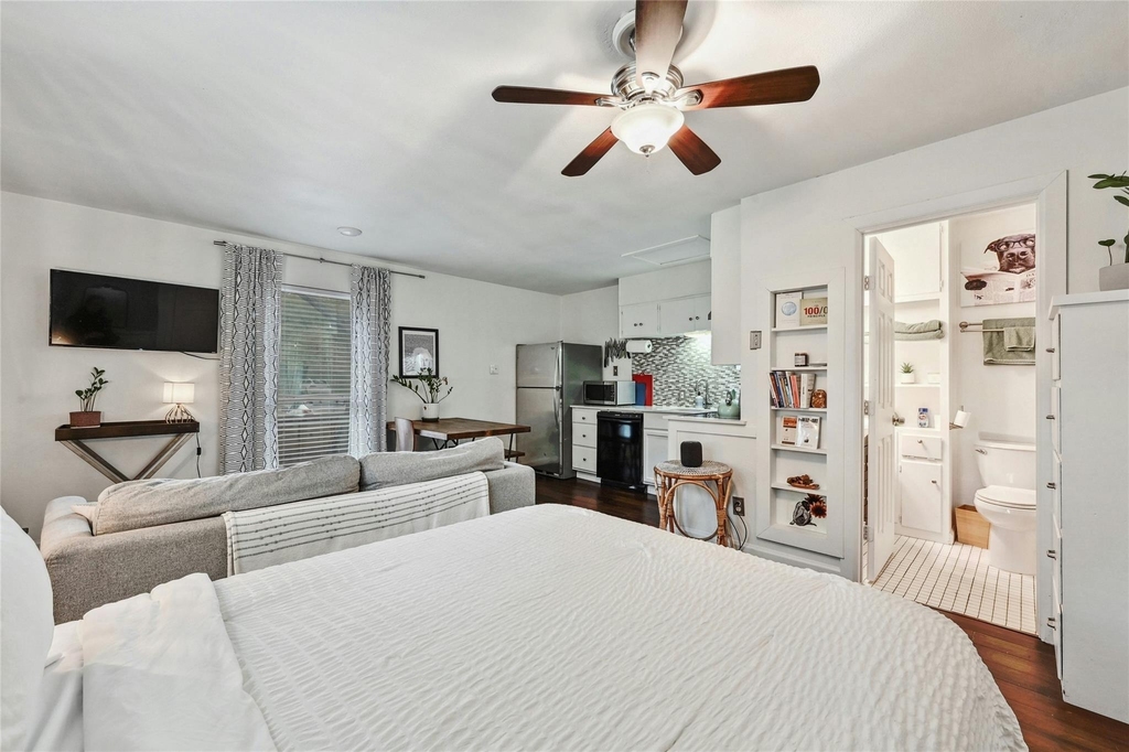 1103 Kenwood Ave - Photo 2