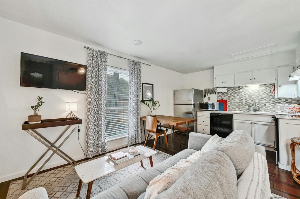 1103 Kenwood Ave - Photo 3