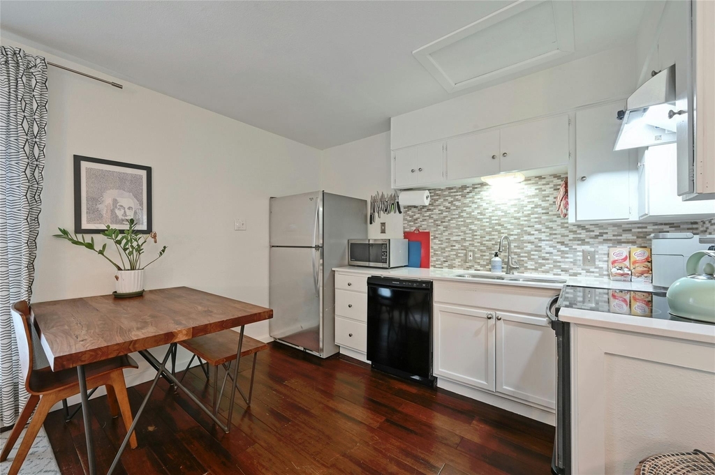 1103 Kenwood Ave - Photo 7