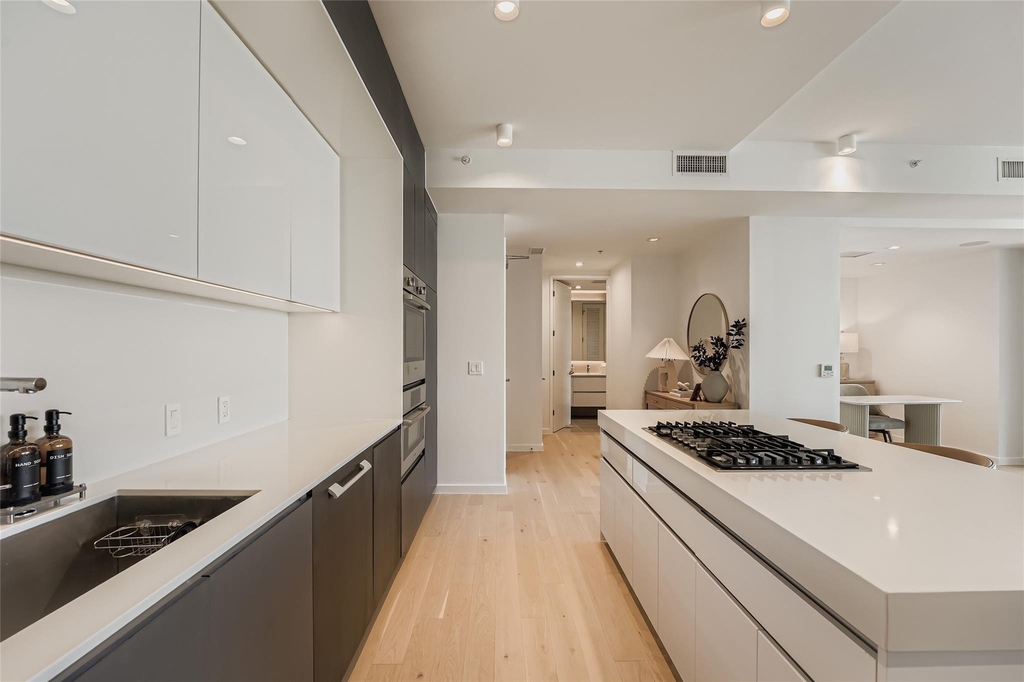 313 W 17th St - Photo 9