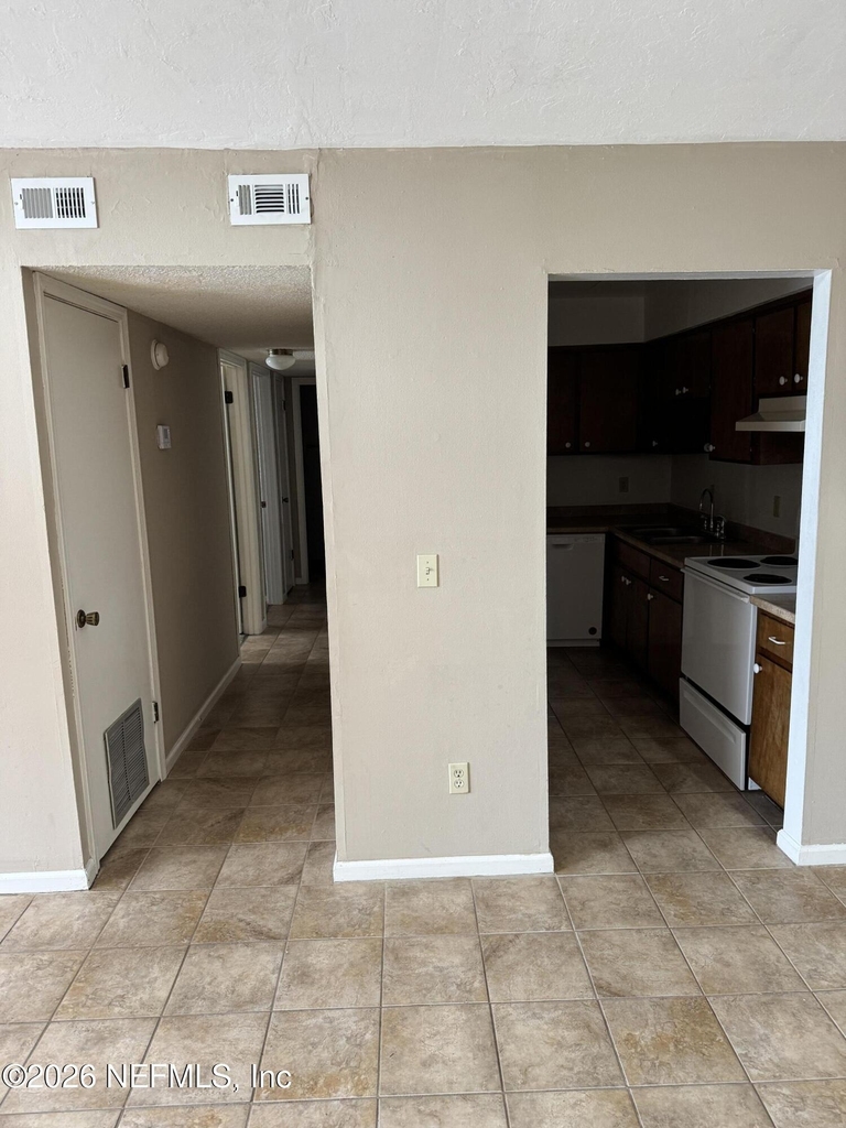 4751 San Jose Manor Drive W - Photo 3