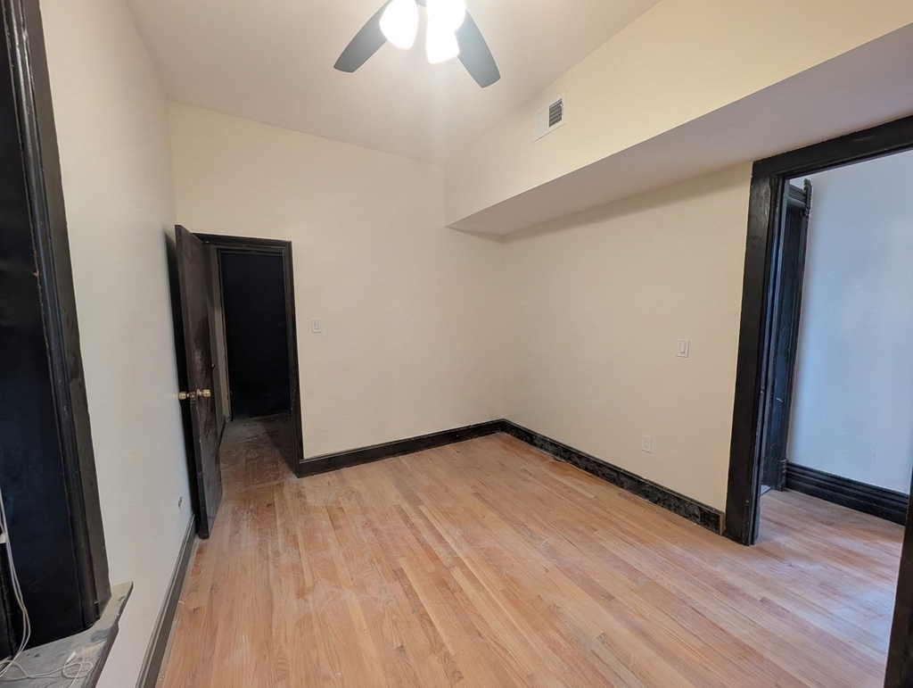 1481 W Erie Street - Photo 10