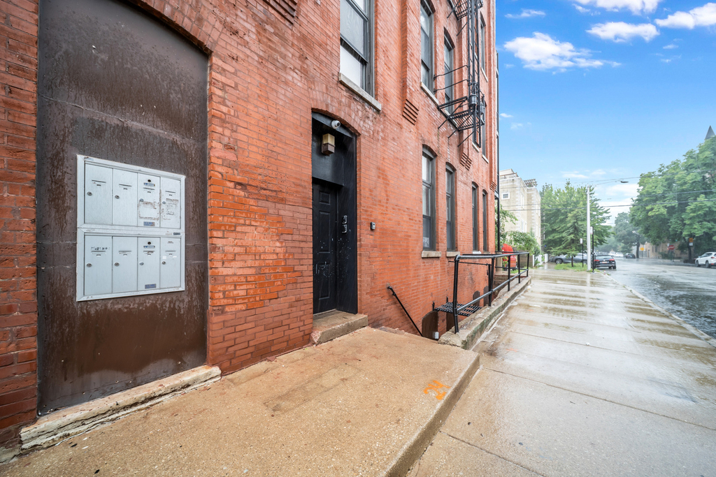 1481 W Erie Street - Photo 14