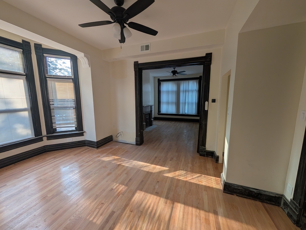 1481 W Erie Street - Photo 4