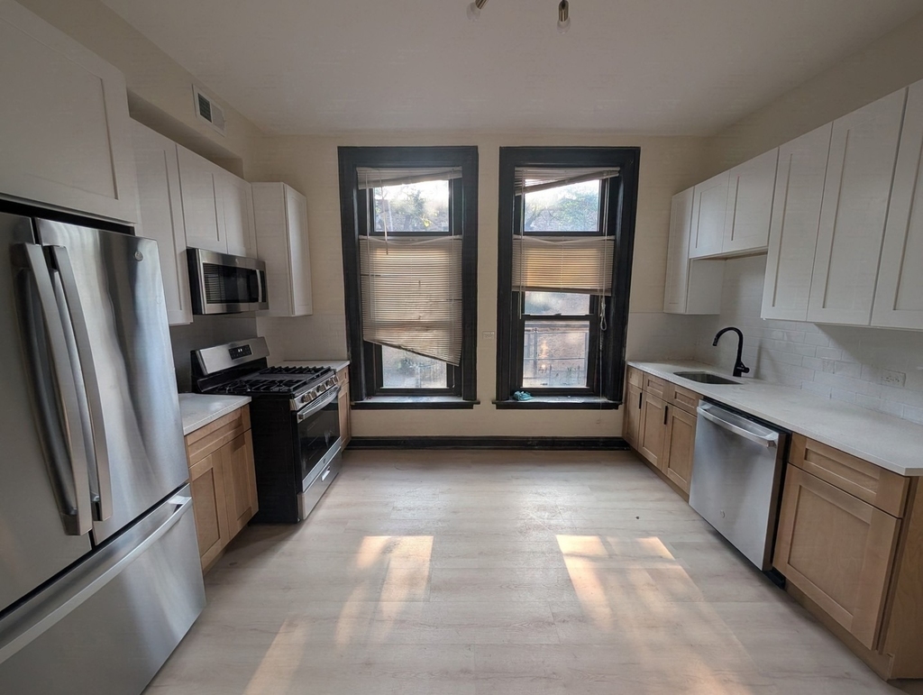 1481 W Erie Street - Photo 1