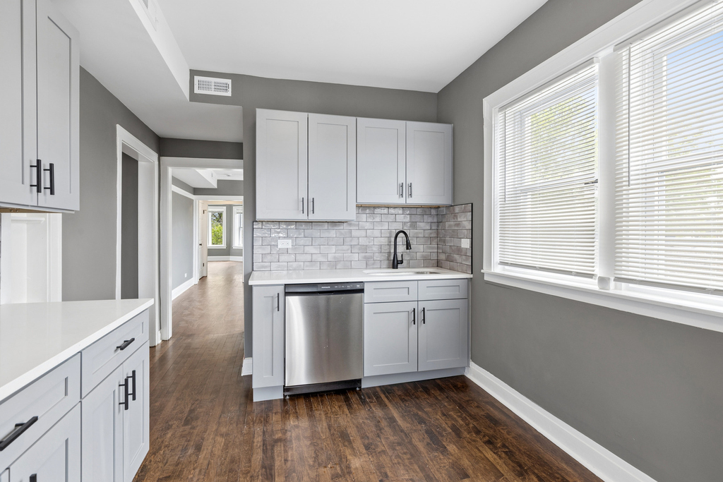 8210 S Marshfield Avenue - Photo 4