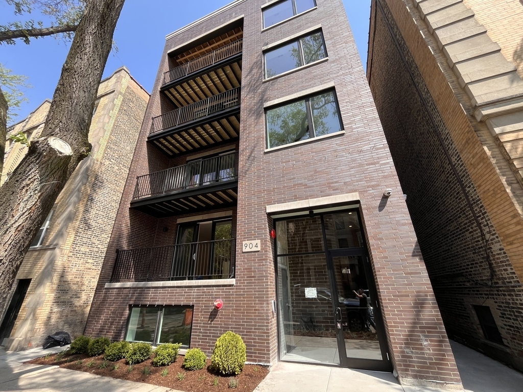 904 W Dakin Street - Photo 0