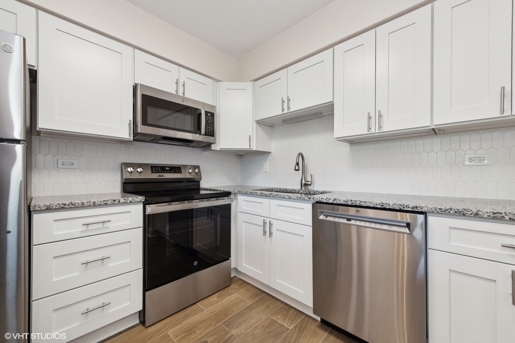 224 W Court Of Shorewood - Photo 4