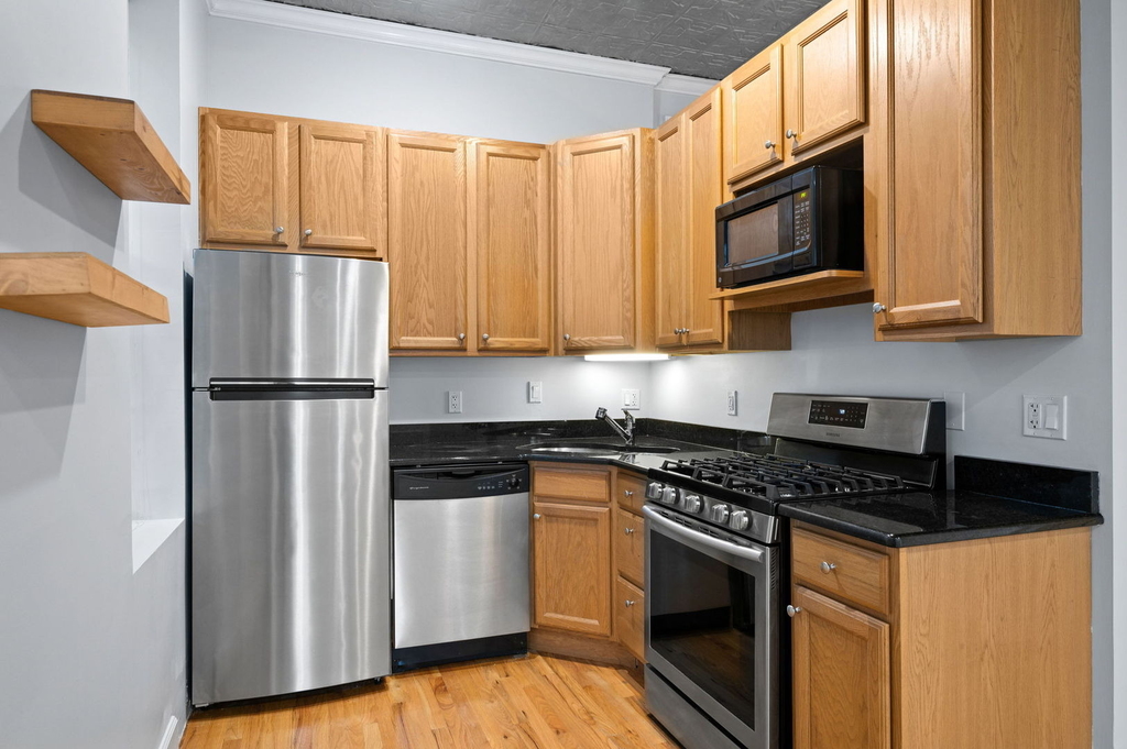 825 N Winchester Avenue - Photo 3