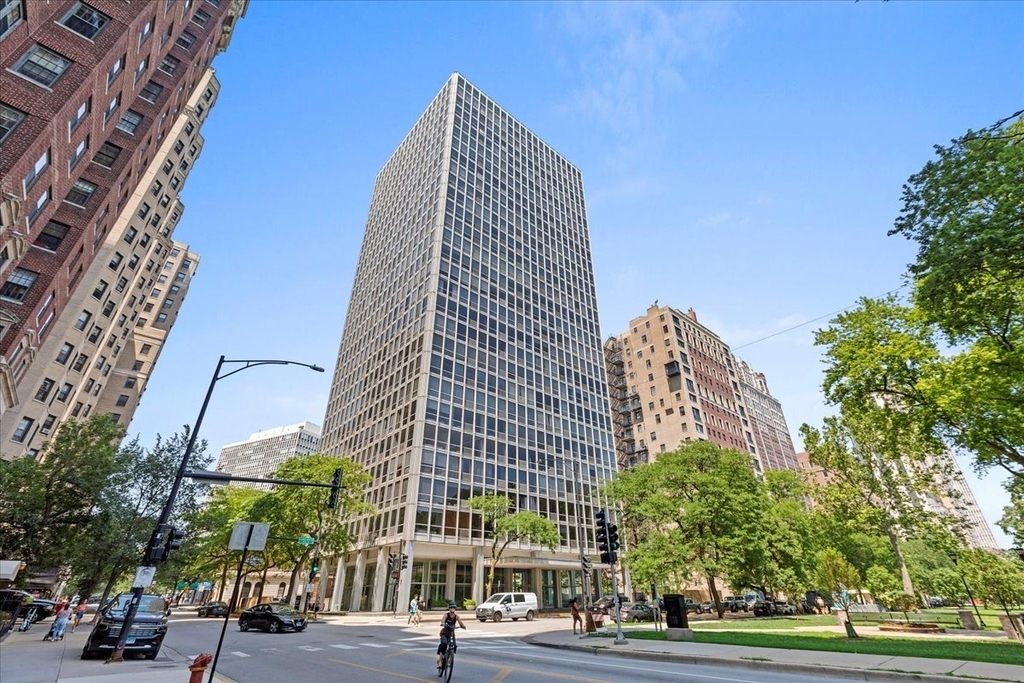 2400 N Lakeview Avenue - Photo 0