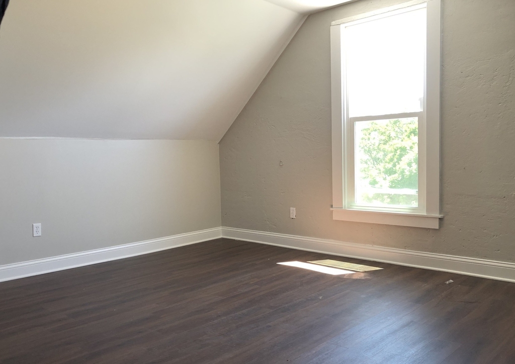 827 W 33rd Place - Photo 13