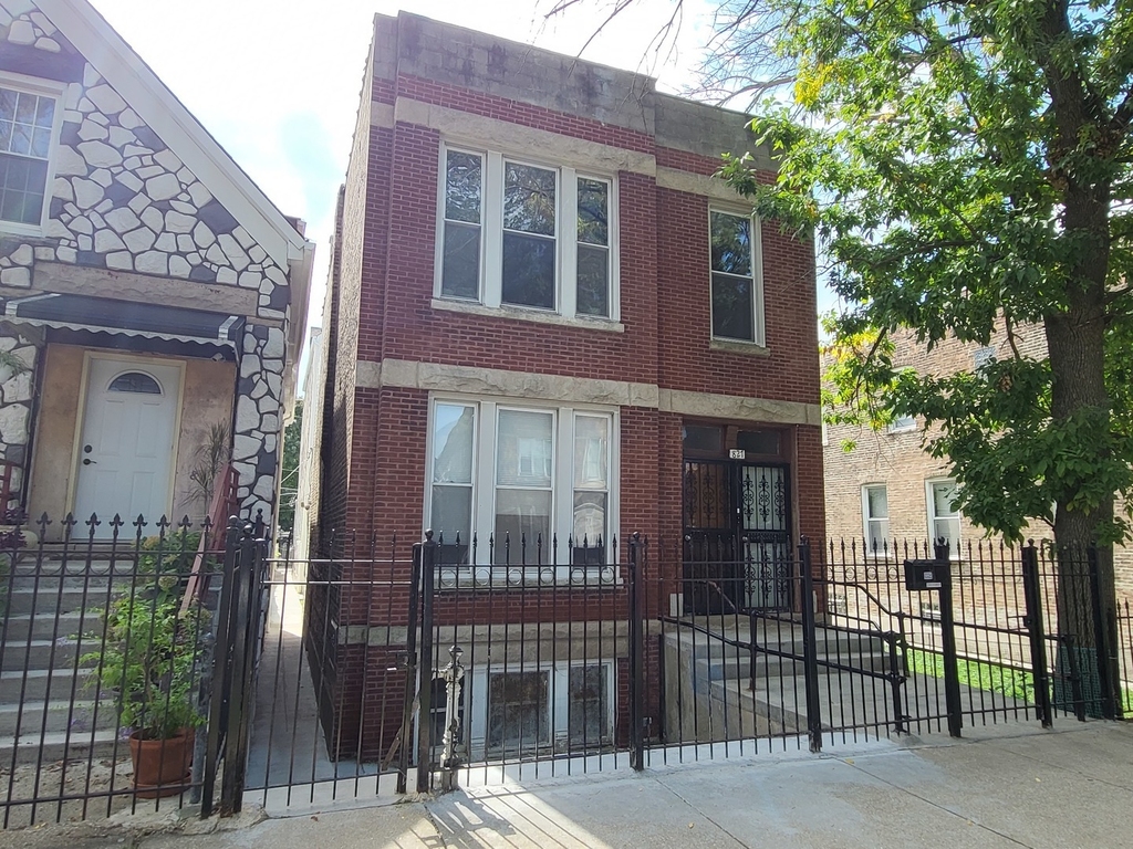 827 W 33rd Place - Photo 0