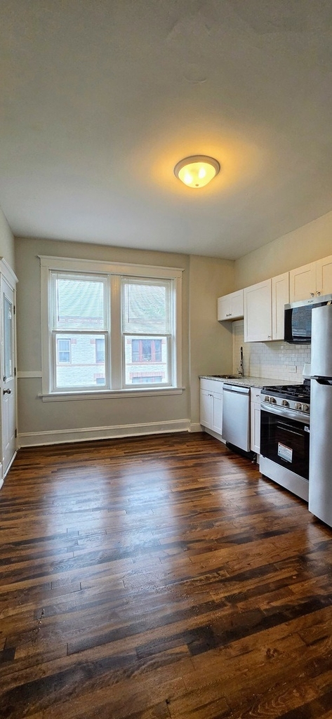 901 N Leavitt Street - Photo 1
