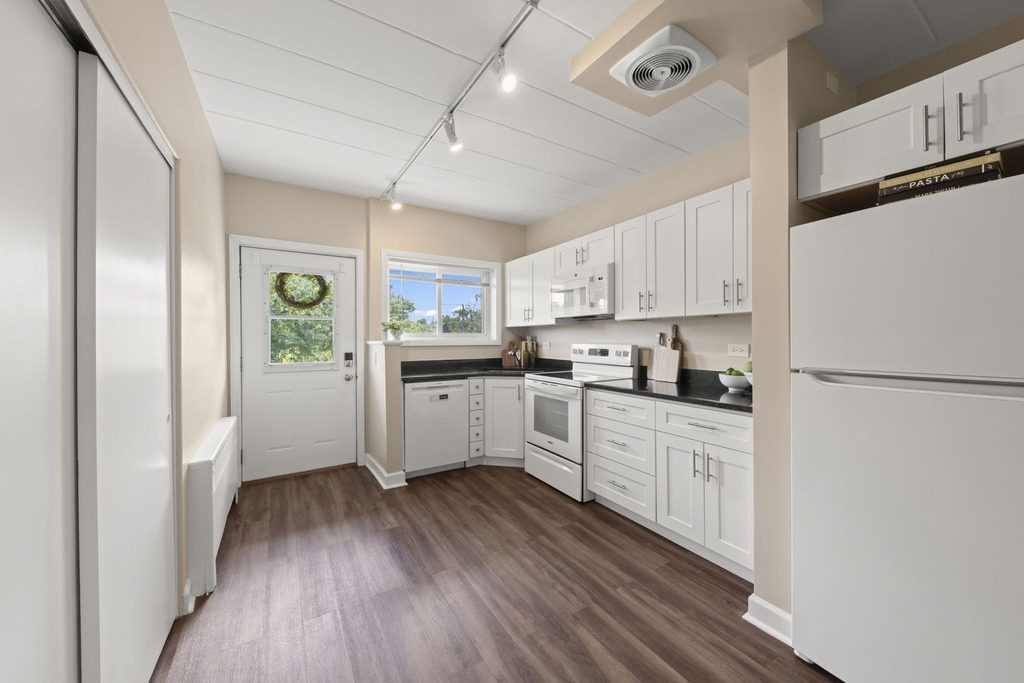 1307 College Avenue - Photo 2