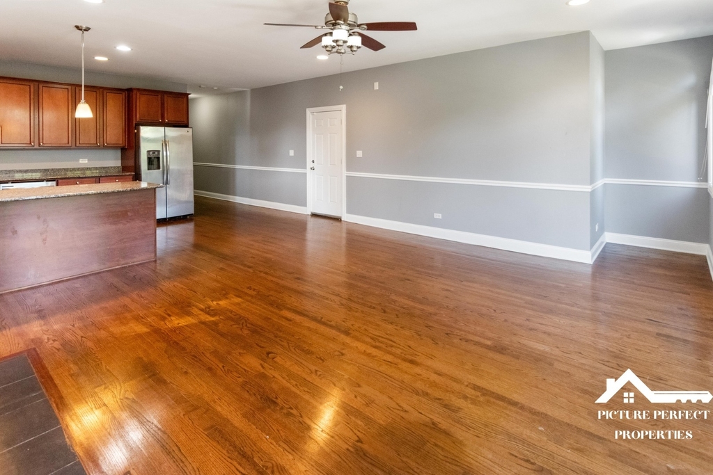 1437 E 65th Place - Photo 4