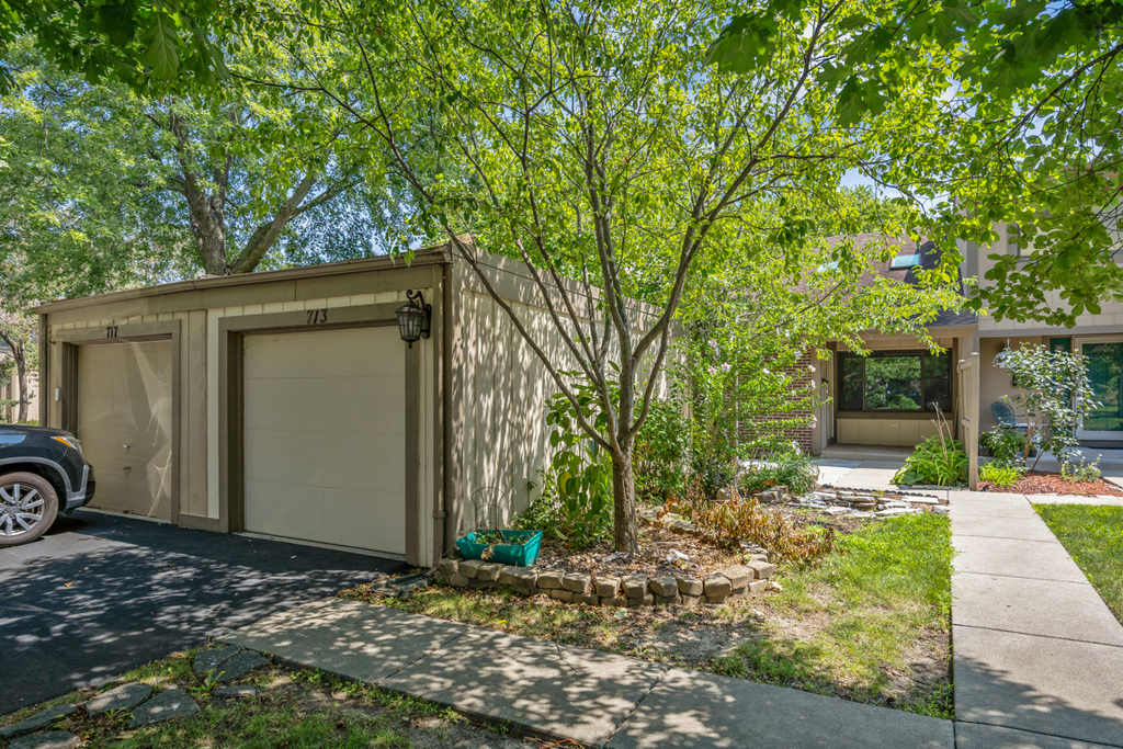 713 Acadia Court - Photo 0