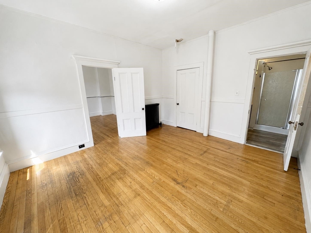 11 Court - Photo 3