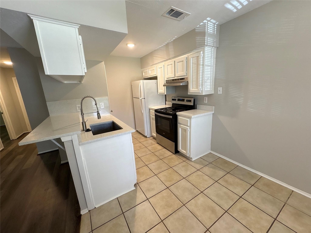 318 S Poplar Street - Photo 3