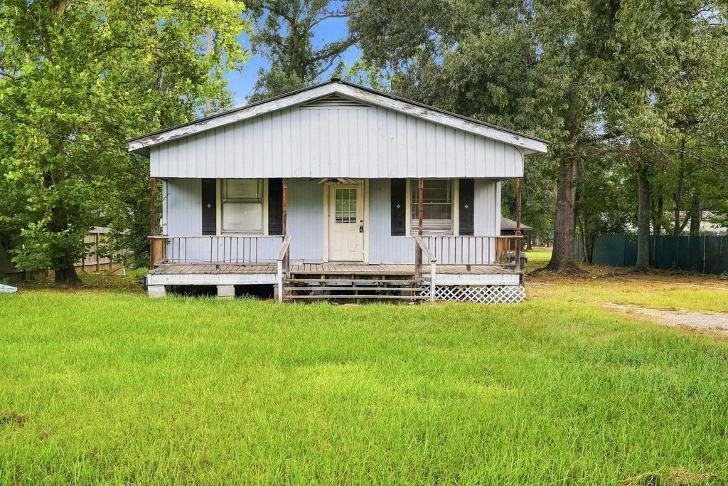 105 League Street - Photo 0
