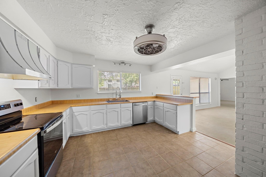 13815 Grosvenor Street - Photo 13