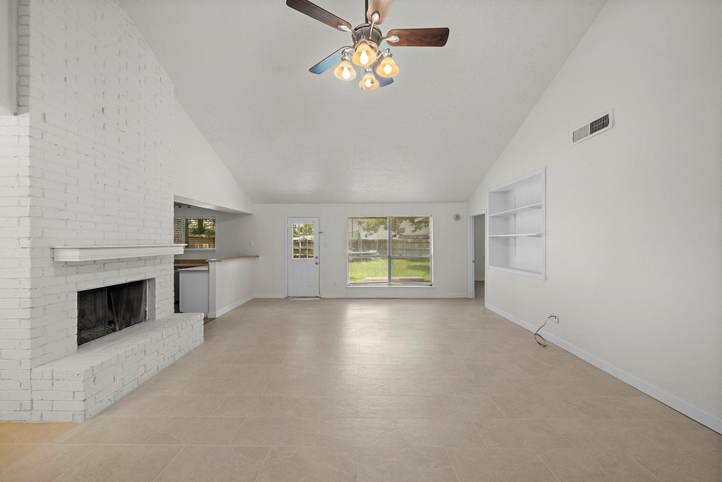 13815 Grosvenor Street - Photo 3