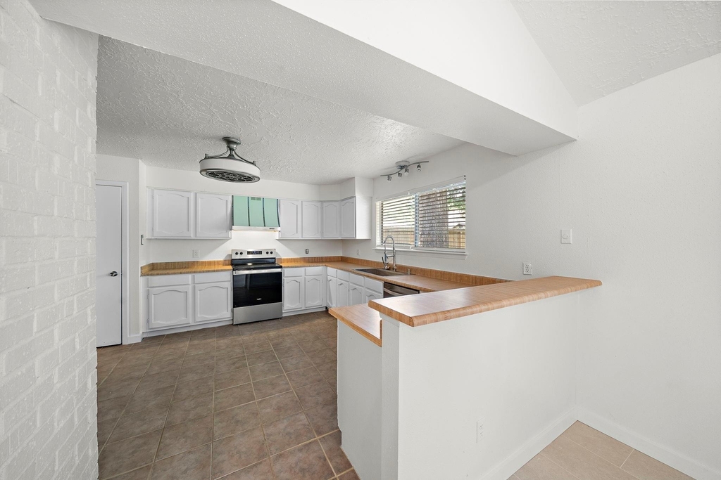 13815 Grosvenor Street - Photo 12