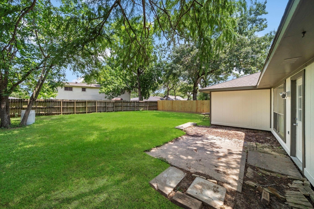 13815 Grosvenor Street - Photo 31
