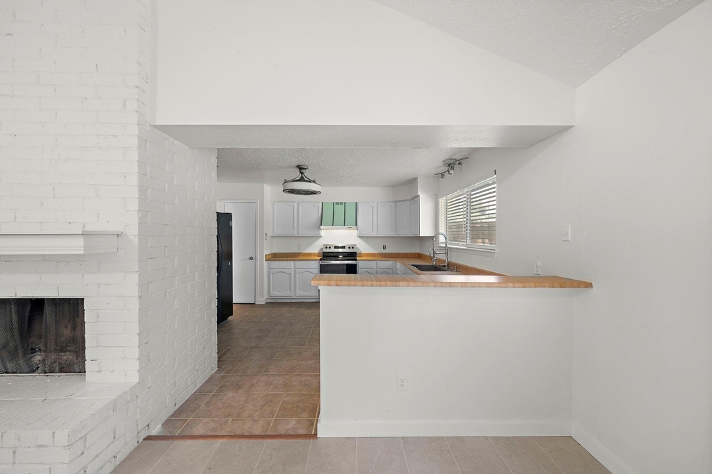13815 Grosvenor Street - Photo 11