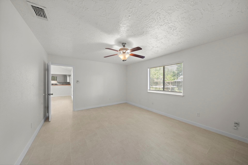 13815 Grosvenor Street - Photo 24