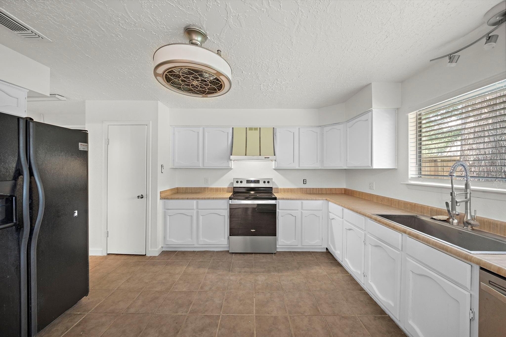 13815 Grosvenor Street - Photo 15