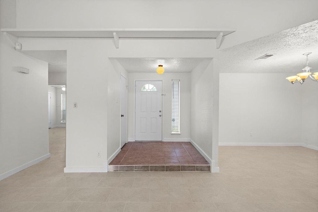 13815 Grosvenor Street - Photo 8