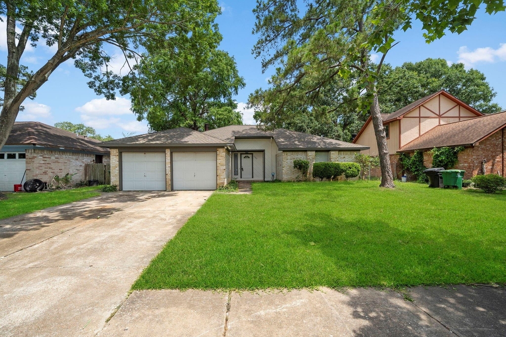 13815 Grosvenor Street - Photo 0