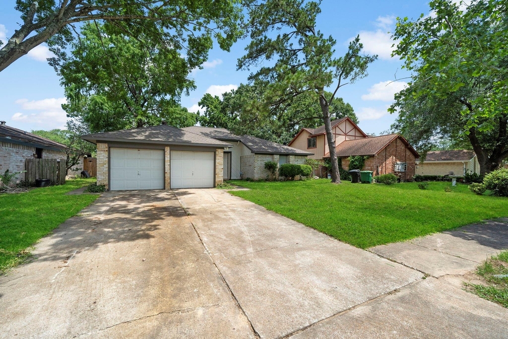 13815 Grosvenor Street - Photo 1