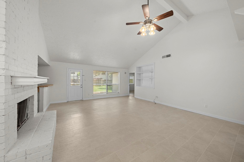 13815 Grosvenor Street - Photo 4