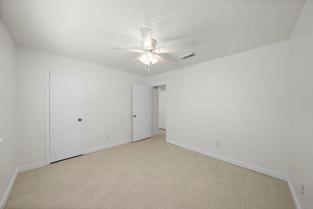 13815 Grosvenor Street - Photo 21