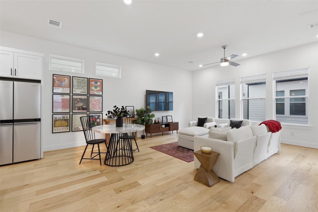 714 W Donovan Street - Photo 0