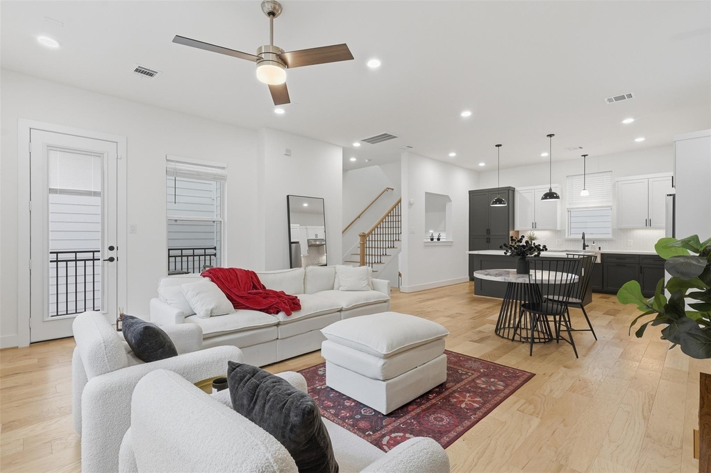 714 W Donovan Street - Photo 1